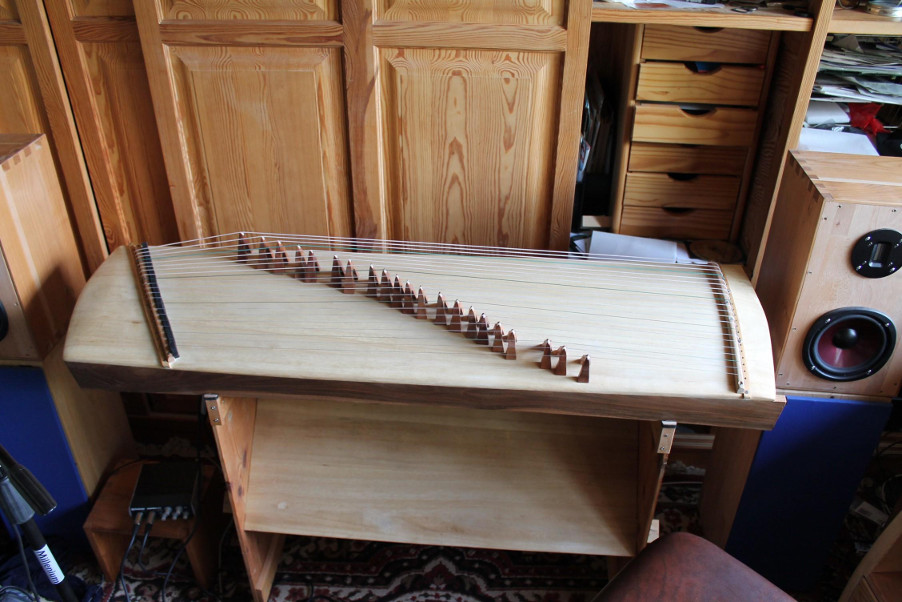 chinesische Brettzither Guzheng mit 21 Saiten