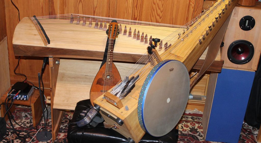 Zusammenstellung aus chinesischer Guzheng, afrikanischer Bass-Kora, mittelalterlicher Laute und Studiolautsprechern